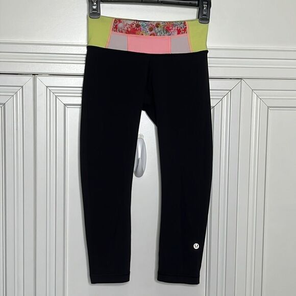 Lululemon Wunder Under Crop Reversible Size 2 - Picture 1 of 10